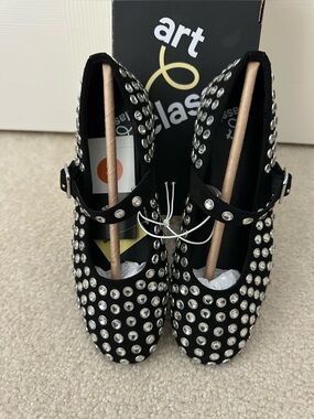 Art Class Stylish Mary Jane’s With Silver Rhinestone Studs
Sz 2
NWT
